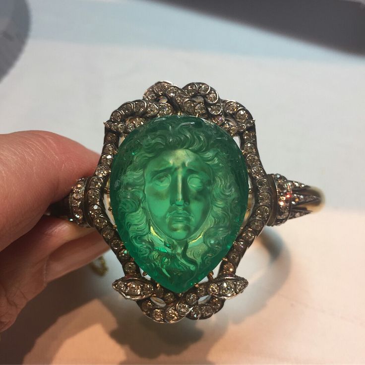 Exceptional Emerald Cameo depicting Medusa -  Mid 19th century bangle .. absolut...