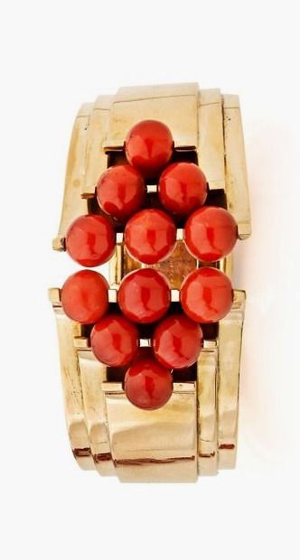 A SET OF CORAL AND 14K YELLOW GOLD JEWELLERY, BY CHAUMET, CIRCA 1930