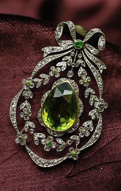 Belle Époque peridot, de cloak Ido garnet and diamond #brooch / pendant, France...