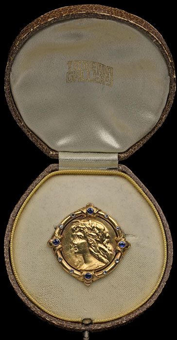 MAISON PAUL ROBIN Classical Style Brooch Gold Sapphire Diamond Diameter: 3.50 cm...
