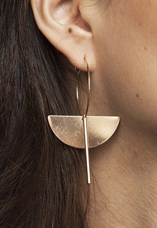 Graphic+gold+hoop+earrings