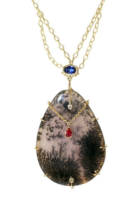 An exceptional pendant by Unhada jewelry. Gemstones and quartz in gold.