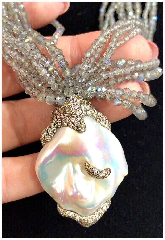 An incredible pearl necklace by Naomi Sarna. In a white gold, hand-engraved gem-...