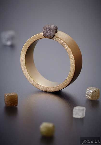 Anneau or 18 carats et diamant brut gris par Nathalie Dmitrovic, exclusivement c...