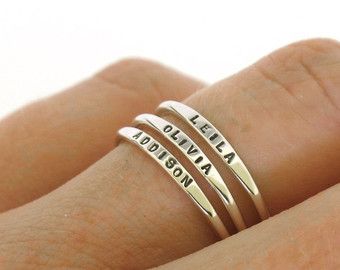 Stapelbare Namensring, zierliche Namensring, personalisierte Ring mit Ihrer Wort...