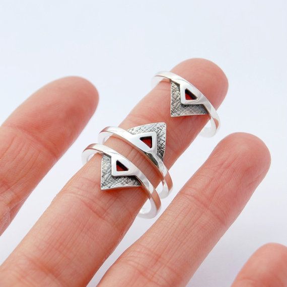 Triángulo plata minimalista anillo por LucieVeilleux en Etsy