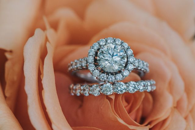 Diamond halo engagement ring | Foto by Freas