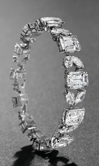 A MAGNIFICENT DIAMOND BRACELET, BY VAN CLEEF & ARPELS Set with eleven rectangula...