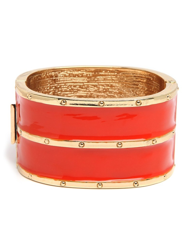 Go bold and oh-so beautiful with this audacious statement cuff. Cast in glisteni...