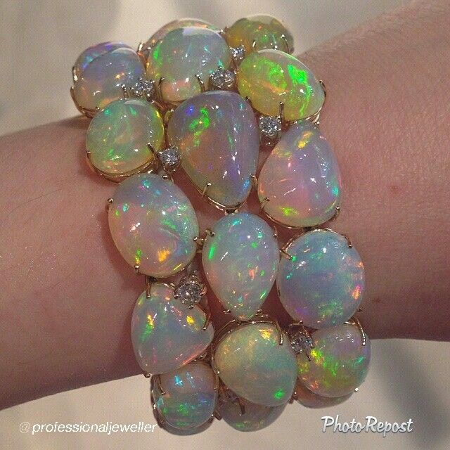 Opal bracelet | opal jewelry | There's nothing ugly about opal. So pretty!