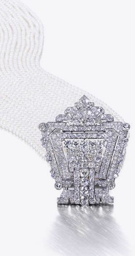 An Art Deco diamond clip/brooch, by Cartier, circa 1930, on a freshwater pearl t...