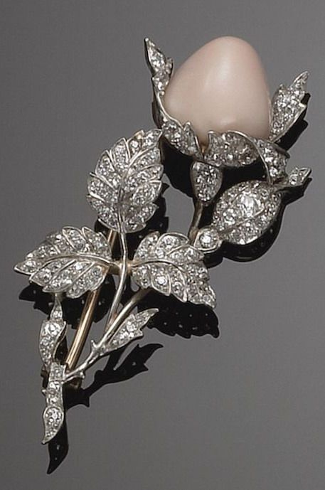 BROOCH IN TWO-TONE GOLD, DIAMOND AND CONCH PEARL CIRCA 1928 designed as a flower...