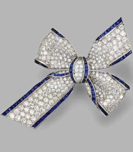 DIAMOND AND SAPPHIRE BOW BROOCH Set with round diamonds weighing approximately 5...