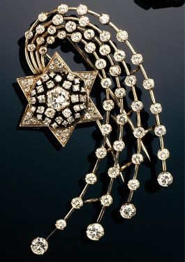 GOLD AND DIAMOND BROOCH, 1930'S.
