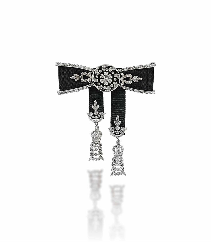 A BELLE EPOQUE DIAMOND BOW BROOCH, BY CARTIER -  The central millegrain-set rose...