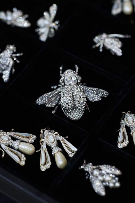chanel-spring-2016-couture-fashion-show-ss16-jewelry-bees-brooch-earrings ◆F&I...