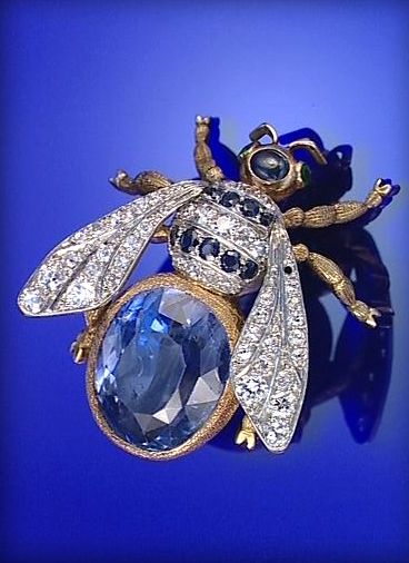 GOLD, SAPPHIRE, EMERALD AND DIAMOND BEE BROOCH, EARLY 20TH CENTURY.