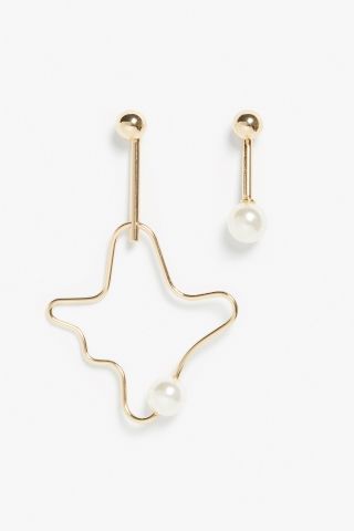 Monki Image 1 of Asymmetric pearl earrings in Gold |♦F&I♦