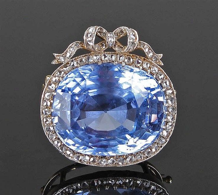 Exceedingly fine Faberge brooch, workmaster August Hollming, the 28.19 carat cus...