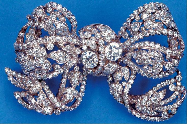 THE DORSET BOW BROOCH, a wedding present to Queen Mary in 1893 from the County o...