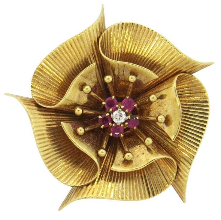 Classic Retro Design for this Gold, Ruby and Diamond Brooch