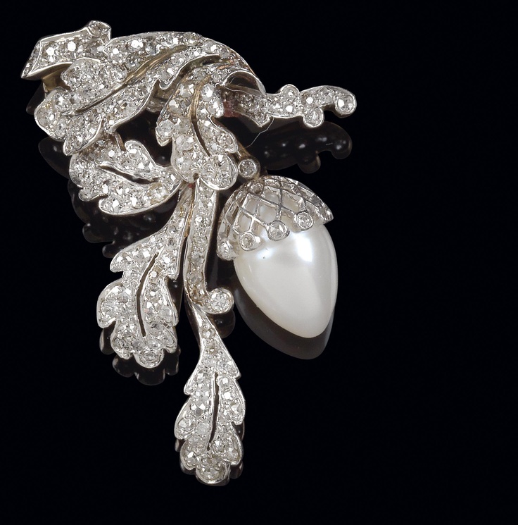 A diamond pearl brooch, total weight ca. 1,50 ct