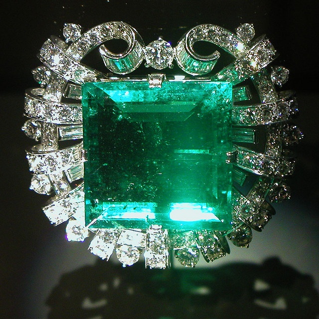 Emerald and diamond brooch - oh, my, that emerald ...