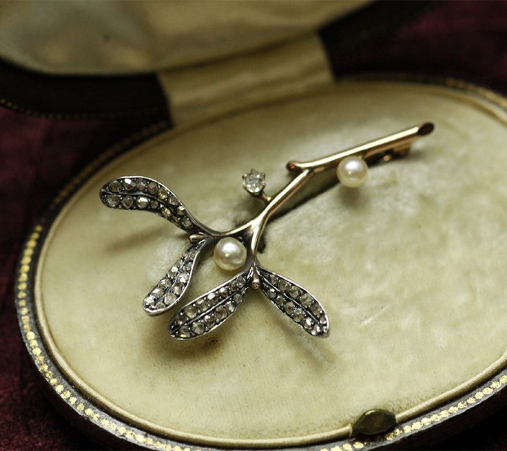 Mistletoe shaped brooch, France, ca. 1890, diamonds, natural pearls, 18k gold, s...