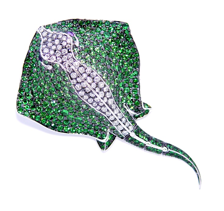 Stephen Webster 18-carat White Gold Couture Stingray Brooch with White Diamonds ...