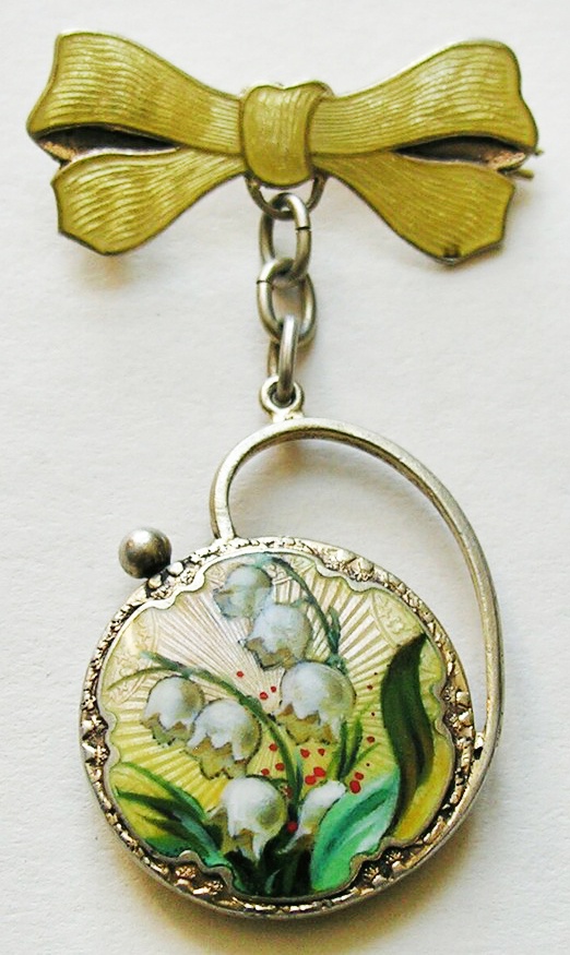 Vintage enameled brooch • redrobinantiques.com