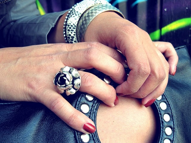 love the ring, bracelet and pants :)