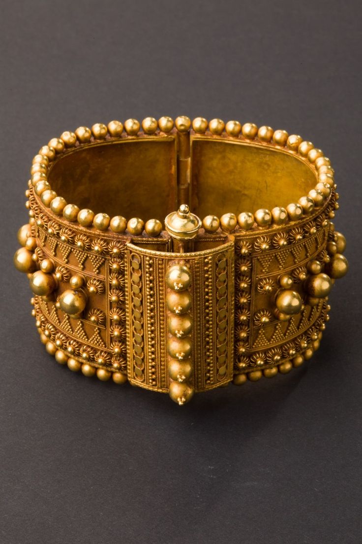 Tamil Nadu, South India | 22kt Gold bracelet.  ca. Beginning of the 1900s.