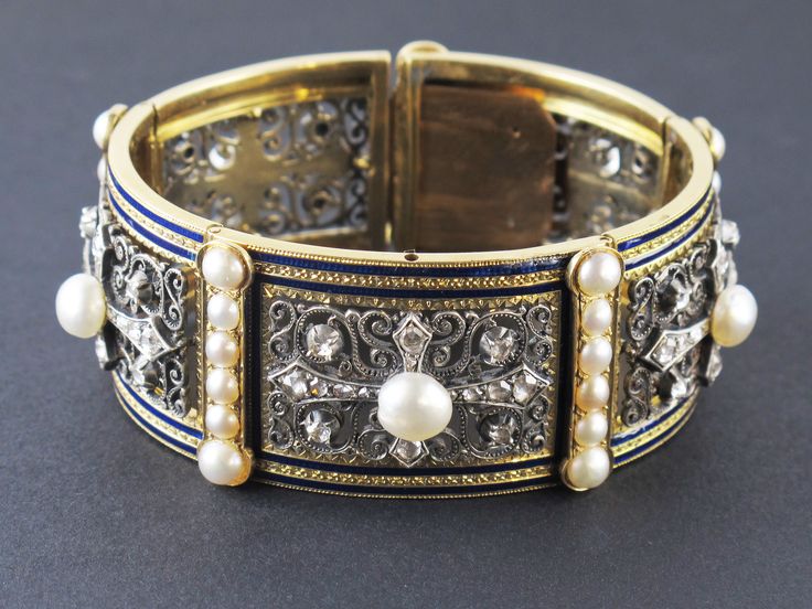 Bracciale in oro giallo e argento con diamanti taglio vecchio e perle. Francia, ...