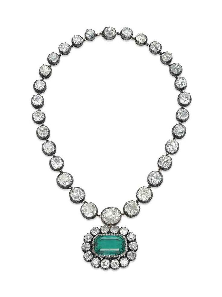 AN ANTIQUE EMERALD AND DIAMOND NECKLACE