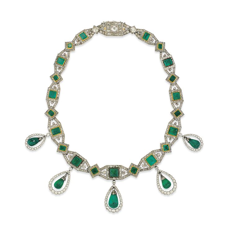 AN EARLY 20TH CENTURY EMERALD AND DIAMOND NECKLACE