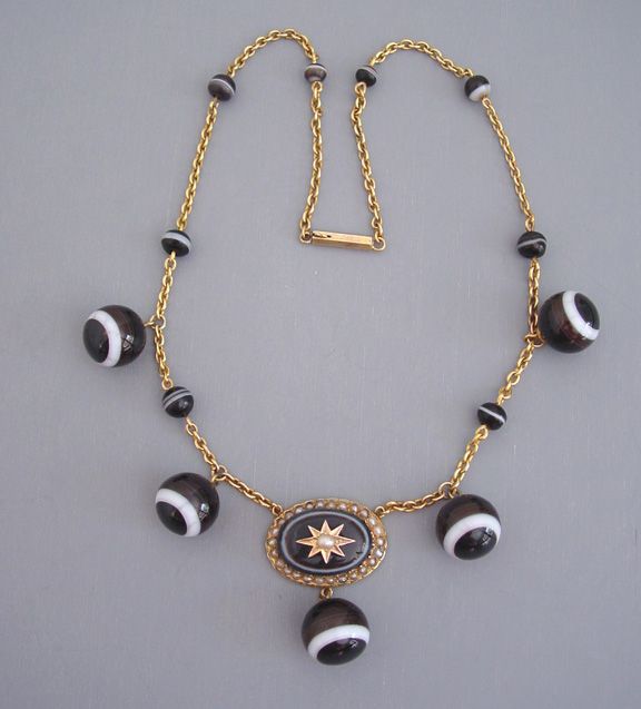 Agate, pearl and gold necklace.