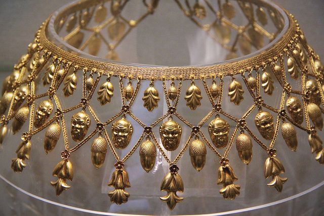 Etruscan-style gold fringe necklace, Naples, about 1860