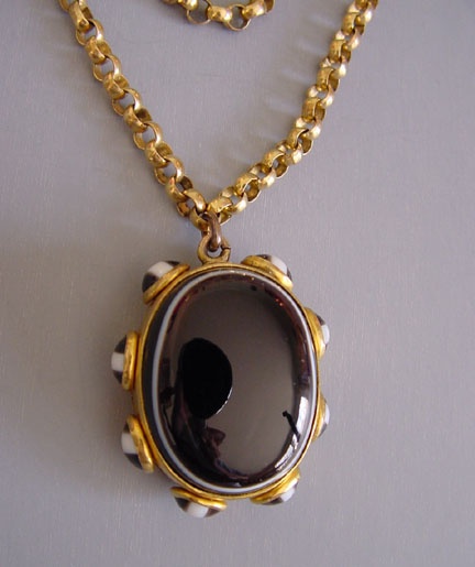 Agate and gold necklace.