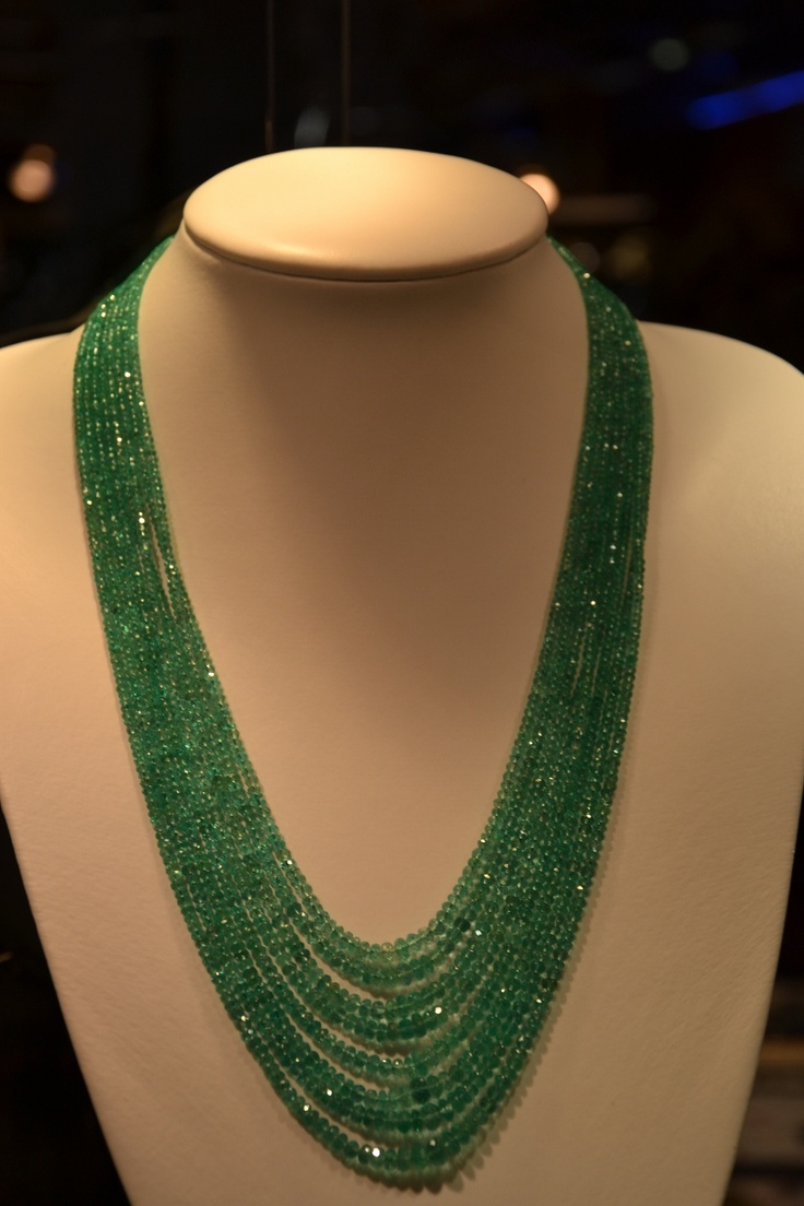 Emerald collier.