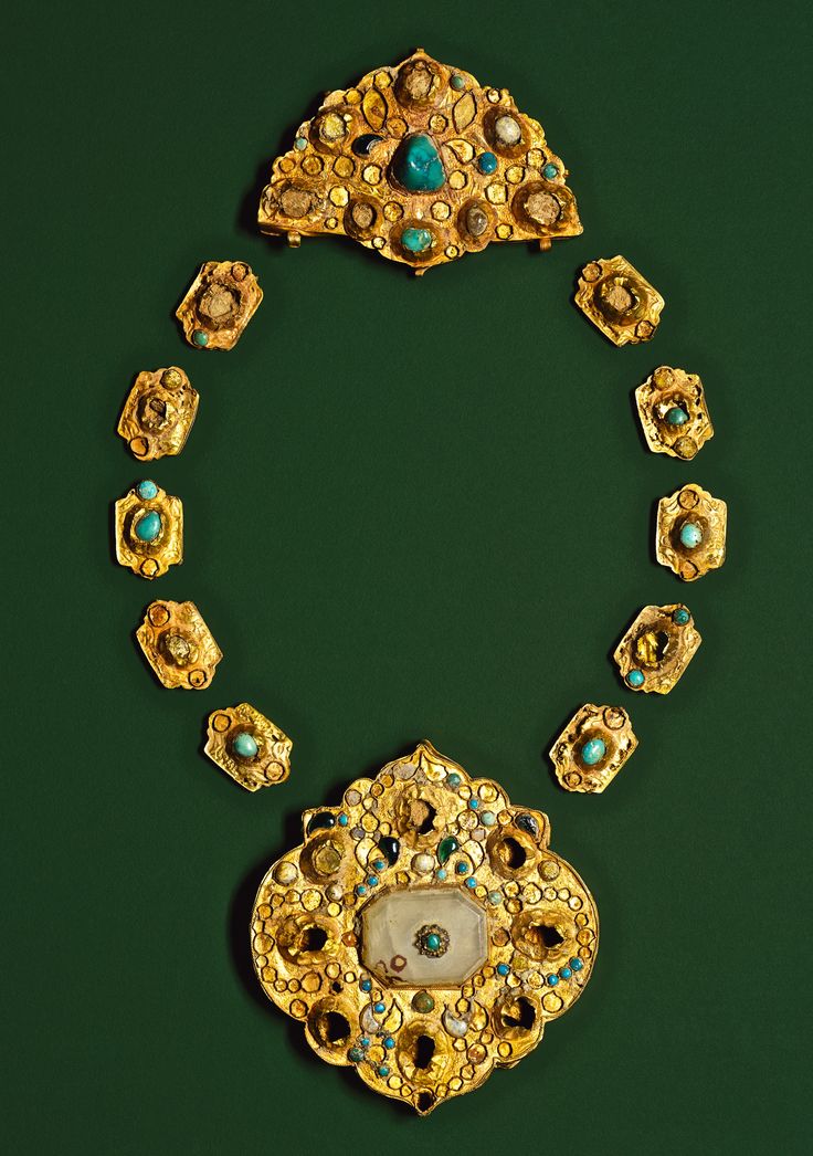 Gold necklace with turquoise and glass, Iran, late 14th to early 15th century.
