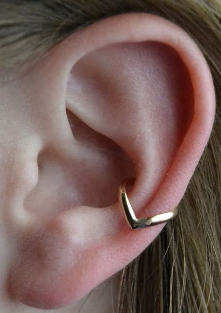 Piercings delicados na orelha ouro