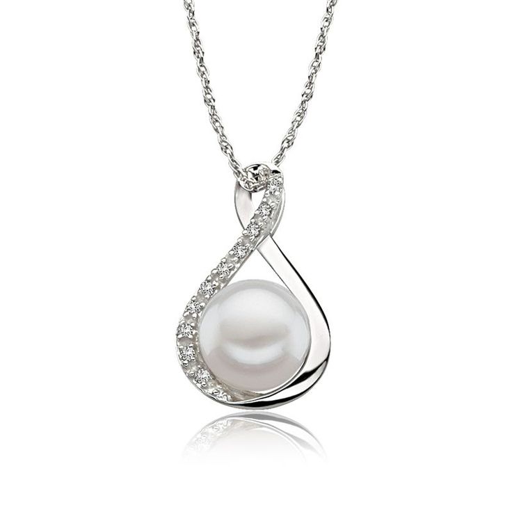 This beautiful pendant is crafted in 14 karat white gold with a 7.5mm freshwater...