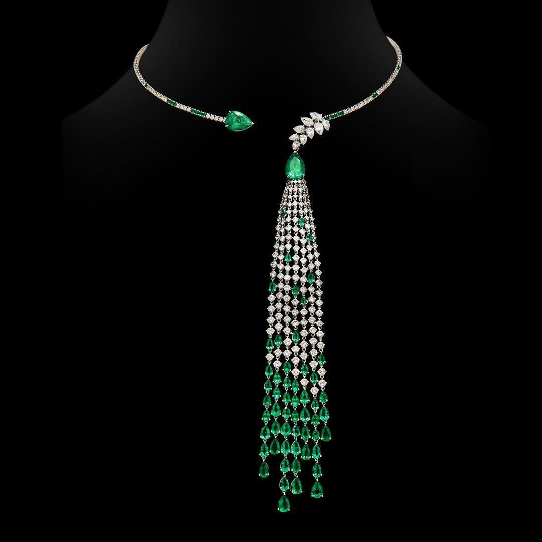 Essenza white gold necklace with emeralds and white diamonds. The necklace is ex...